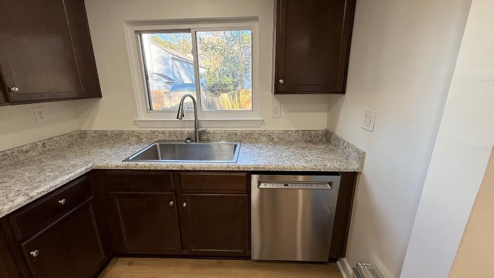 Building Photo - 122 N Fir Ave