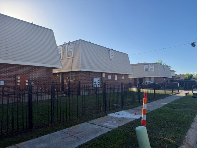 Building Photo - 4870 Alsace St