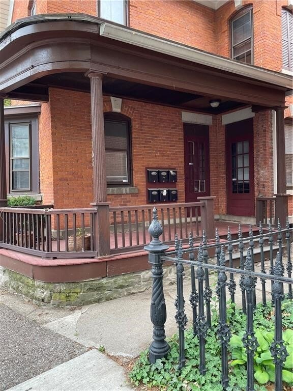 Building Photo - 168 Gibbs St