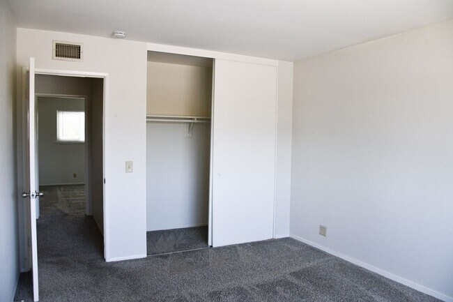 Building Photo - 522 E Collins Ave