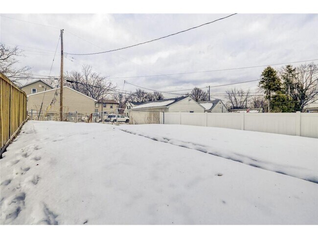 Building Photo - 595 Hawthorne Ave E