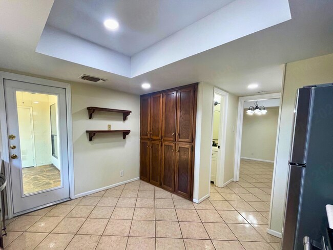 Building Photo - 5868 Royal Rdg Dr
