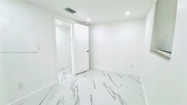 Building Photo - 9375 Fontainebleau Blvd
