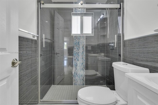 Building Photo - 5520 SW 91 Ave