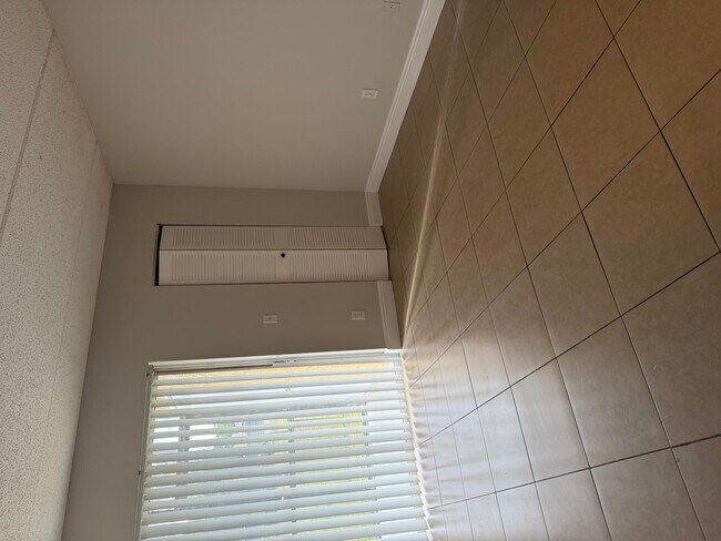 Building Photo - 410 Meadows Cir