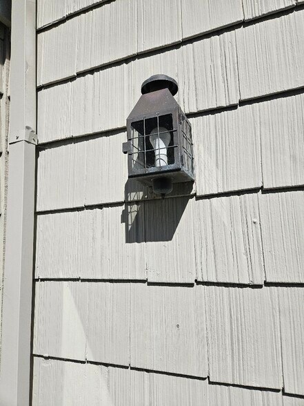 lots of lighting - 7532 Seaspring Dr