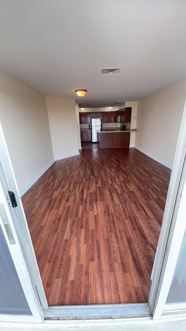 Building Photo - Newly Renovated Condo in the heart of Down...
