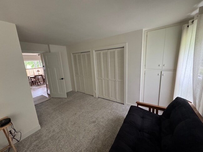 Building Photo - 4 Bedroom Updated Acreage