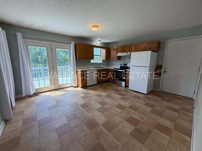 Building Photo - ALL ONE LEVEL IN CLINTON! 3 BDRM, 2 BATH WITH 2 CAR GARAGE!!