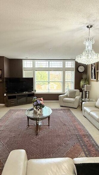 Building Photo - 10740 Town Square Dr NE