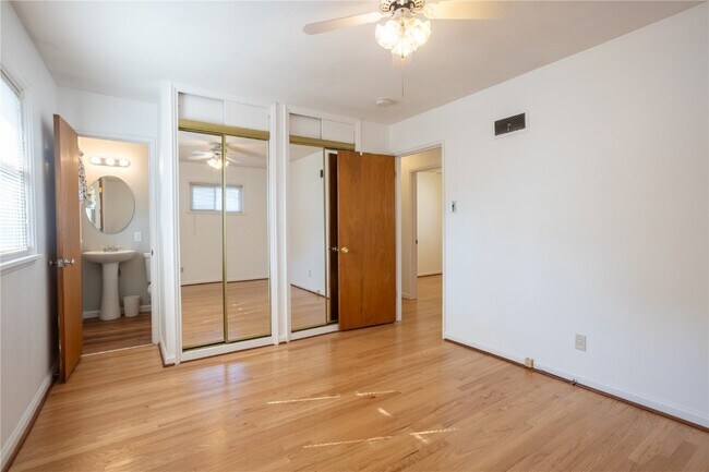 Building Photo - 4464 Mohegan Dr