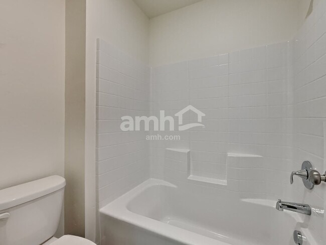 Building Photo - 979 N Nichole Ave