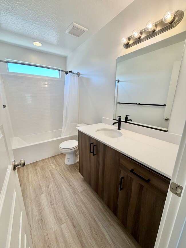 Building Photo - Beautiful 3 bed 2.5 bath Home!