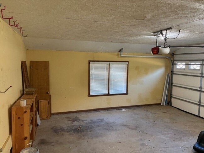 Building Photo - 185 Redwood Cir