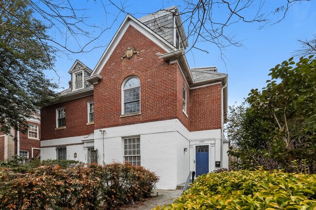 Building Photo - 2927 Cathedral Ave NW