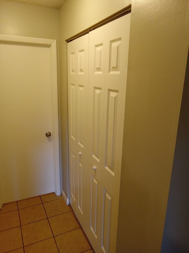 Building Photo - Move-In Ready 2BR/2BA Home with Modern Upd...