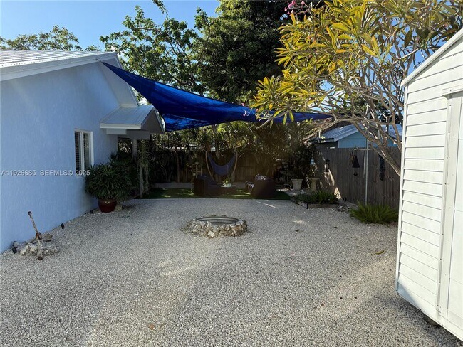 Building Photo - 8 North End Rd