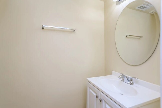 Building Photo - 136 Mayfield Dr