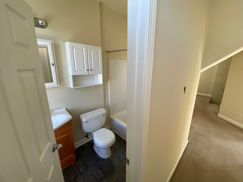 Upstairs bathroom - 1152 W 19th Pl