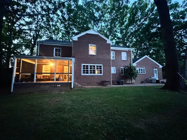 Building Photo - 906 Crescent Cir
