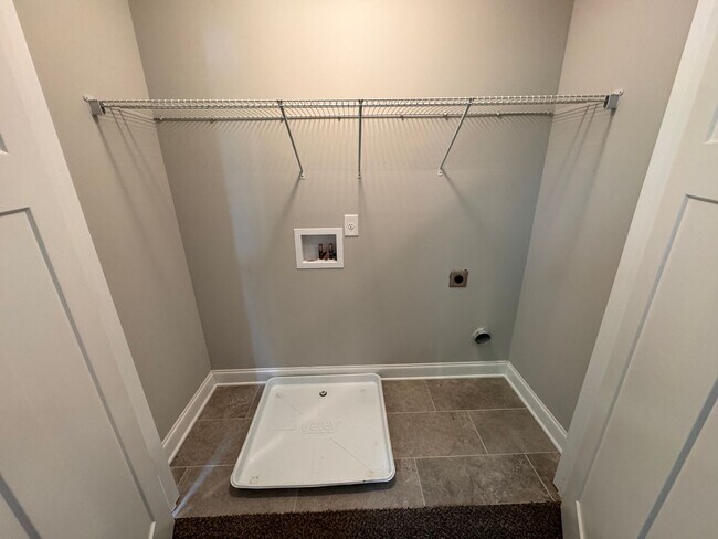 Building Photo - Half off First Full Month's Rent: 3 Bedroom, 2.5 bath townhome in the heart of Columbia!