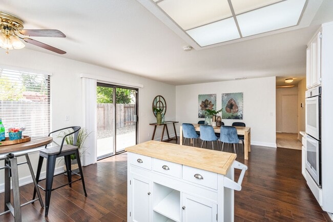 Building Photo - Pocket 3 Bedroom plus Den 2 Bath Home