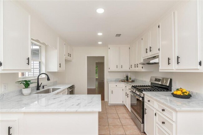 Building Photo - 1117 Pinemont Dr