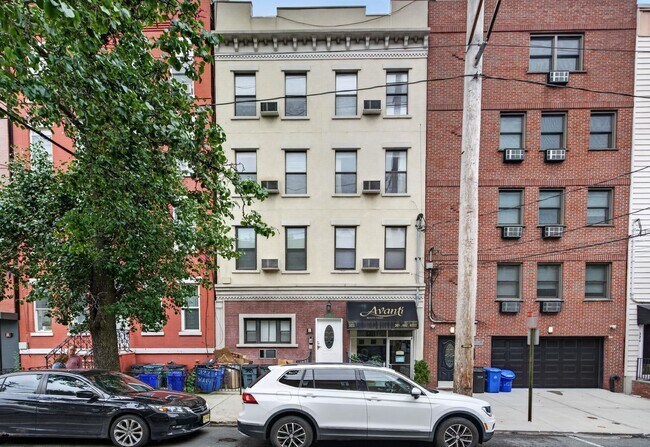 Building Photo - 322 Madison St