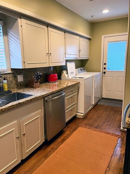 Kitchen - 2106 Colquitt St