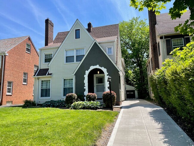 Building Photo - Stunning completely furnished and remodeled 3rd floor suite!