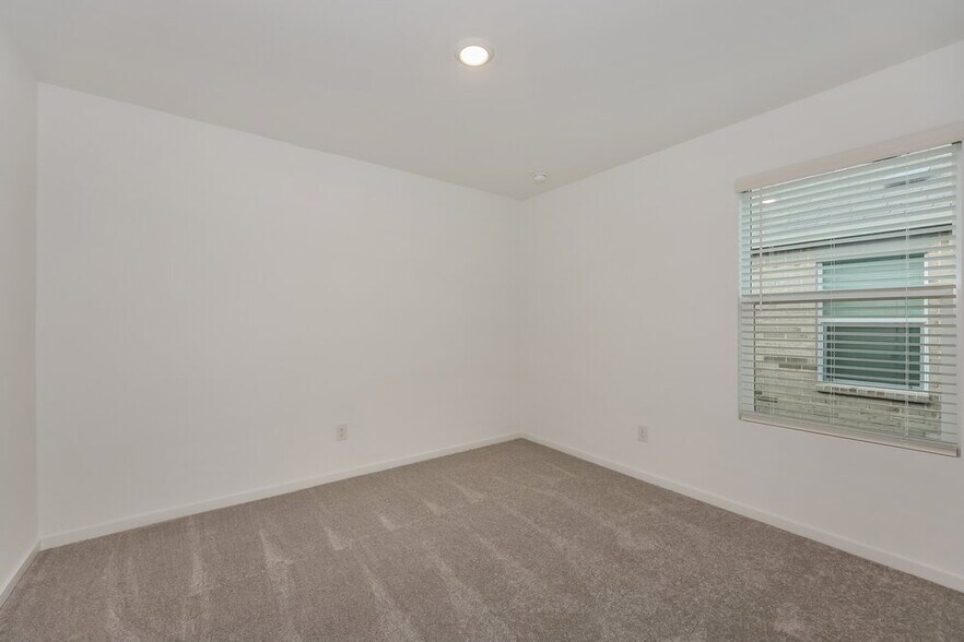 Building Photo - 1621 Sparrow Hawk Rd