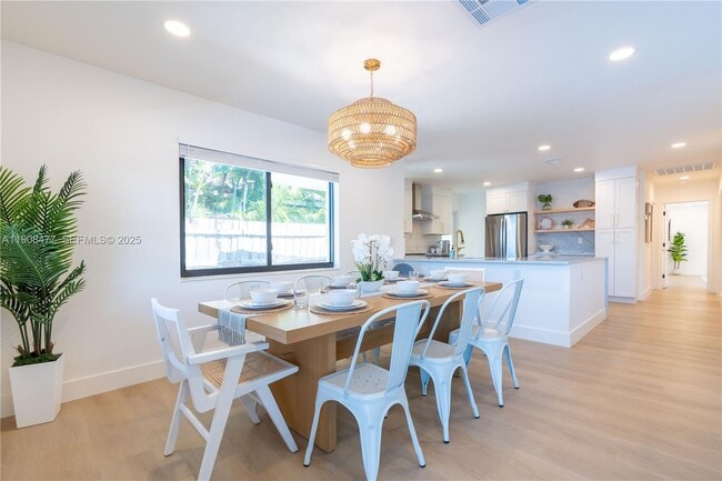 Building Photo - 309 S Riverside Dr