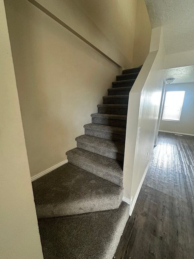 Building Photo - BEAUIFUL TOWNHOME!!!