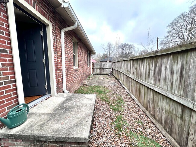 Building Photo - 2 Bedrooms, 1 Bathroom - House in Celanease!