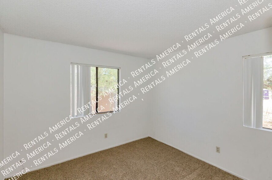 Building Photo - 1366 N Riverview Blvd