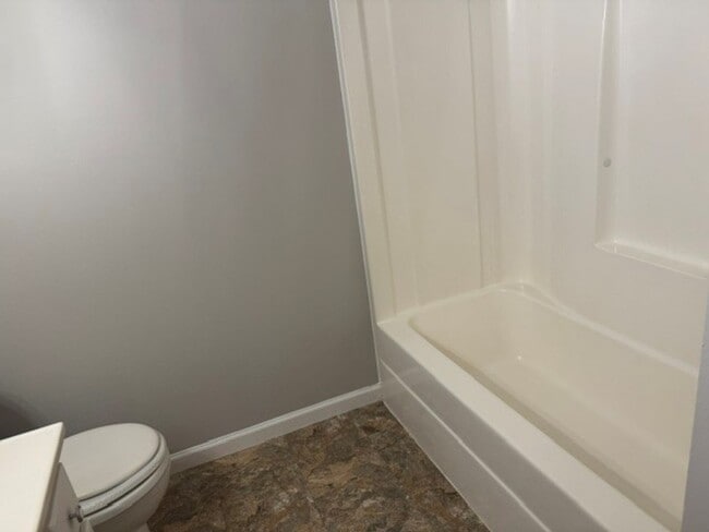Building Photo - freshly paint 3 bed 2 bath townhome