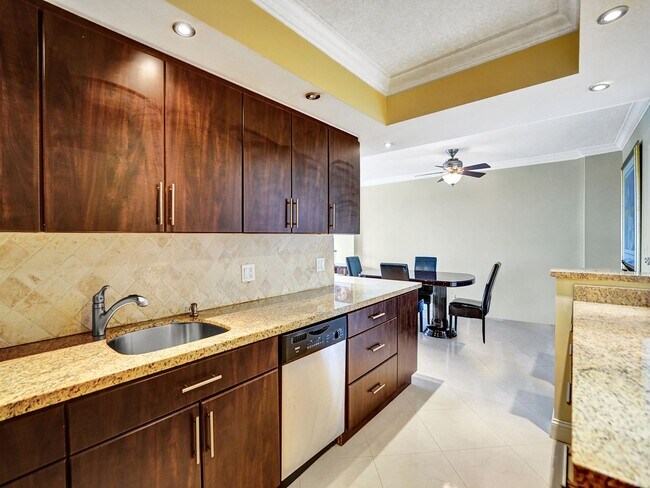 Building Photo - Beautiful 2 bedroom 1.5 bath Condo