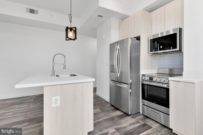 Building Photo - 506 H St NE