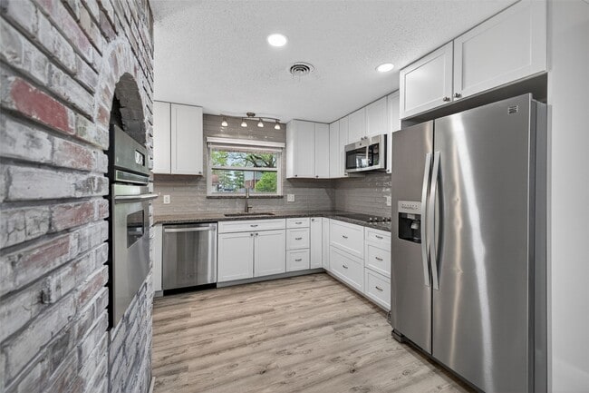 Building Photo - 495 Baywillow Dr