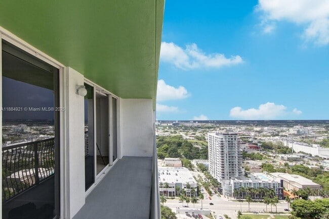 Building Photo - 1756 N Bayshore Dr