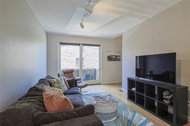 Building Photo - "Chic Canal Boat Ct Retreat: Spacious 1-Bedroom with Two Baths & Modern Amenities!"