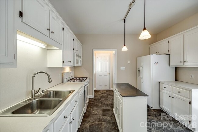 Building Photo - 1739 Old Clay Hill Rd