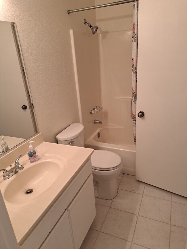 Bed /Hallway bathroom - 37727 Maureen St