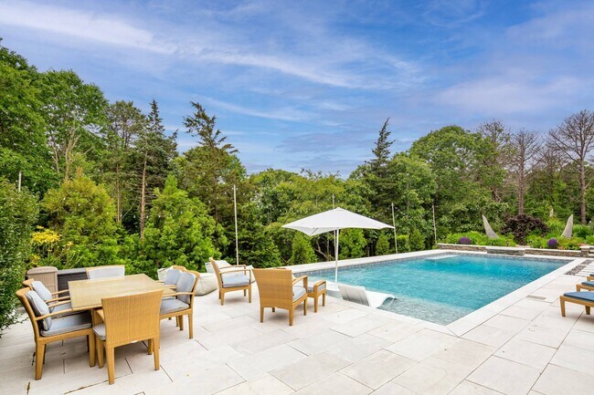 Building Photo - 565 Montauk Hwy