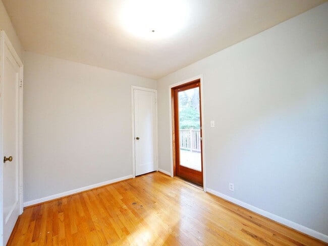 Building Photo - 5 BED & 2.5 BATH SINGLE FAMILY HOUSE FOR RENT
