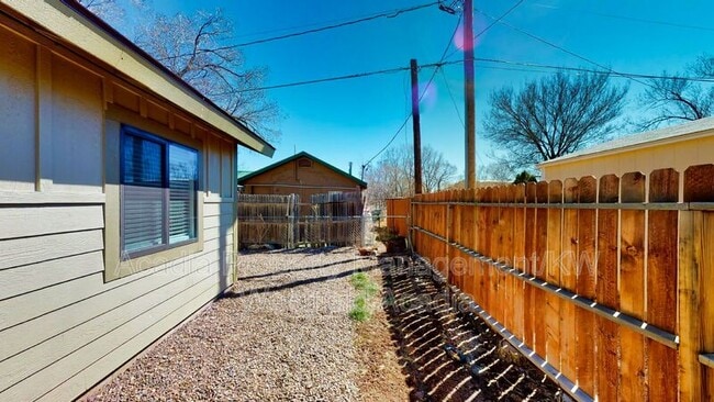 Building Photo - 561 N 10th Pl