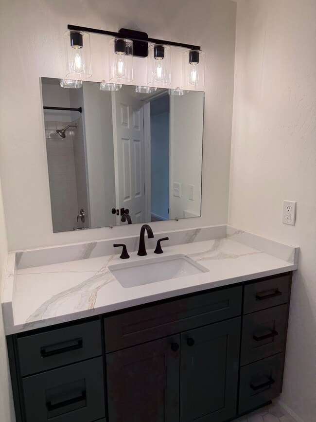 Building Photo - Updated 3 bedroom 2 bath home in a great neighborhood!