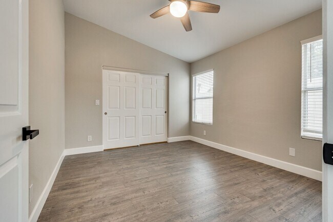 Building Photo - Gorgeous, recently renovated Green Valley ...