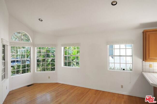 Building Photo - 2534 Wellesley Ave