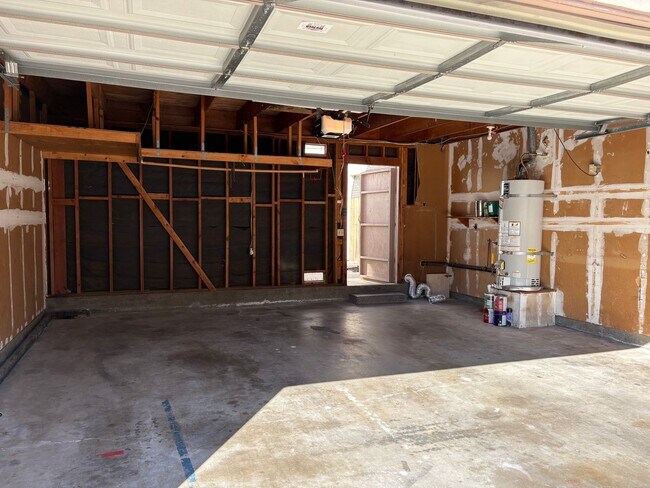 Building Photo - Make this Tanglewood Townhome your cozy home!